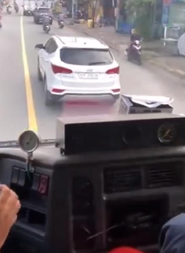 tai xe lai xe sang bi cong dong mang "nem da" du doi vi hanh dong bat ngo nay - 1