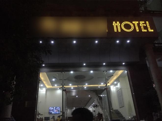 loi tran tinh cua chu khach san bi to duoi 15 khach ngay trong dem vi 'dam ra ngoai an' - 2