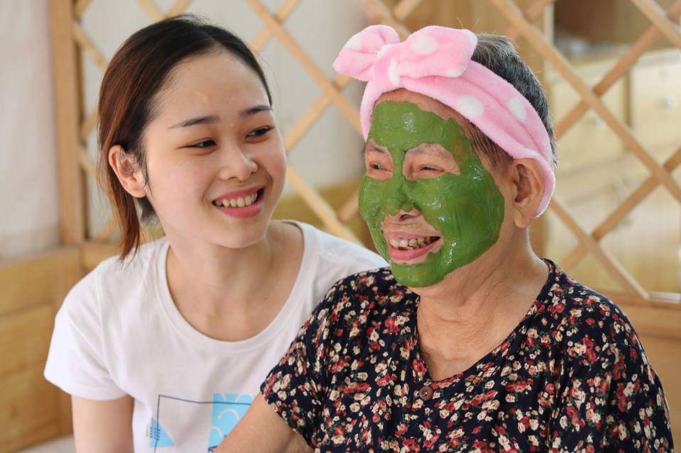 cu ong, cu ba u80 van hon nhien dap mat na va cau chuyen dang sau khu vien duong lao - 8