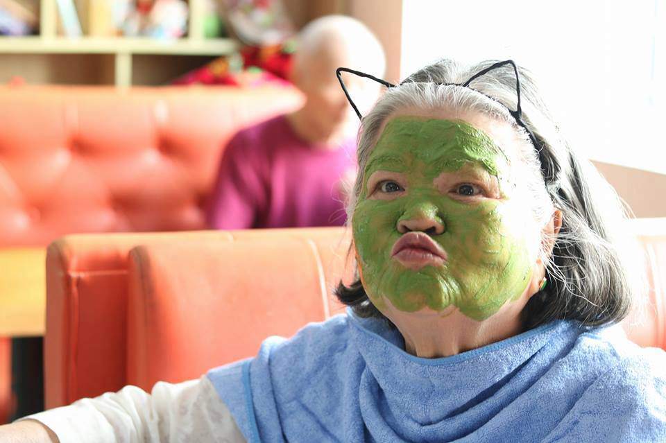 cu ong, cu ba u80 van hon nhien dap mat na va cau chuyen dang sau khu vien duong lao - 10