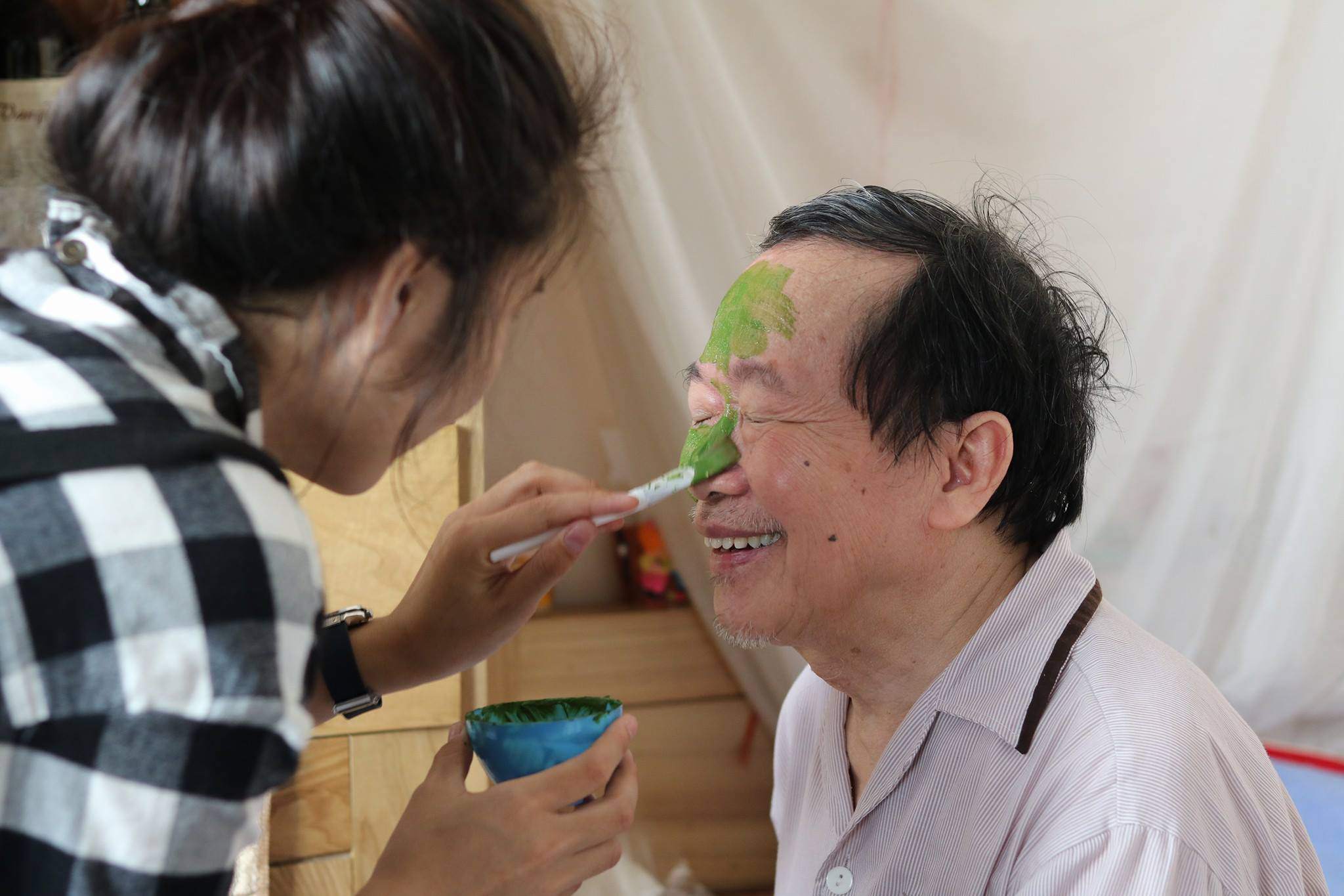 cu ong, cu ba u80 van hon nhien dap mat na va cau chuyen dang sau khu vien duong lao - 11