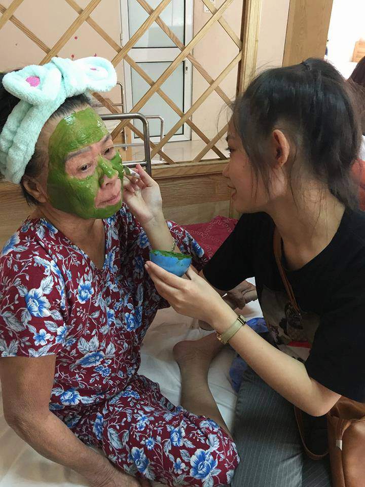 cu ong, cu ba u80 van hon nhien dap mat na va cau chuyen dang sau khu vien duong lao - 2