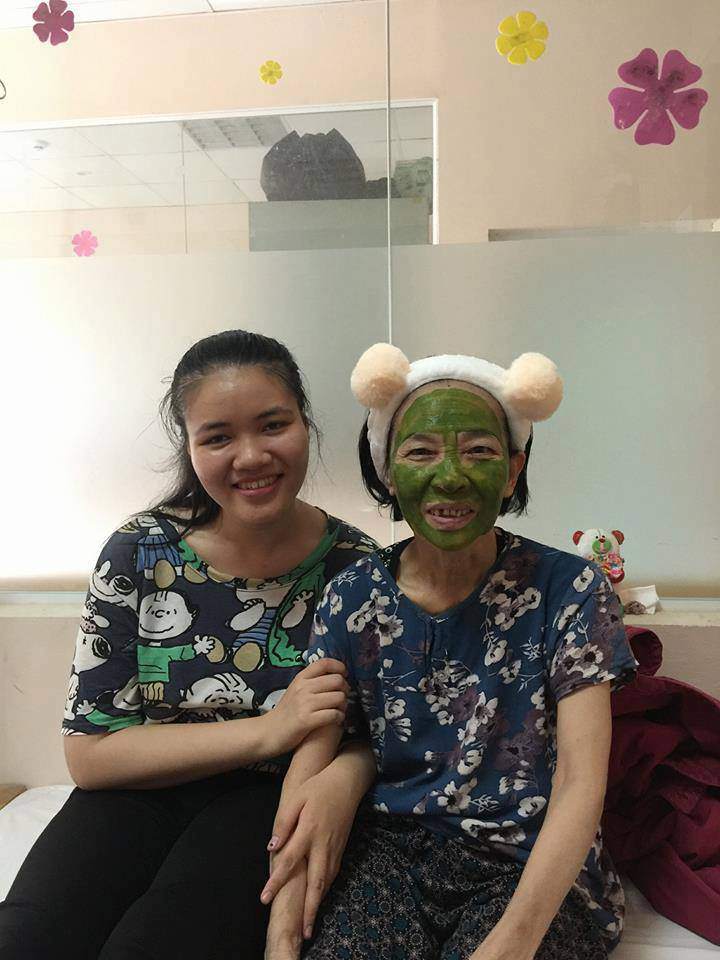 cu ong, cu ba u80 van hon nhien dap mat na va cau chuyen dang sau khu vien duong lao - 3