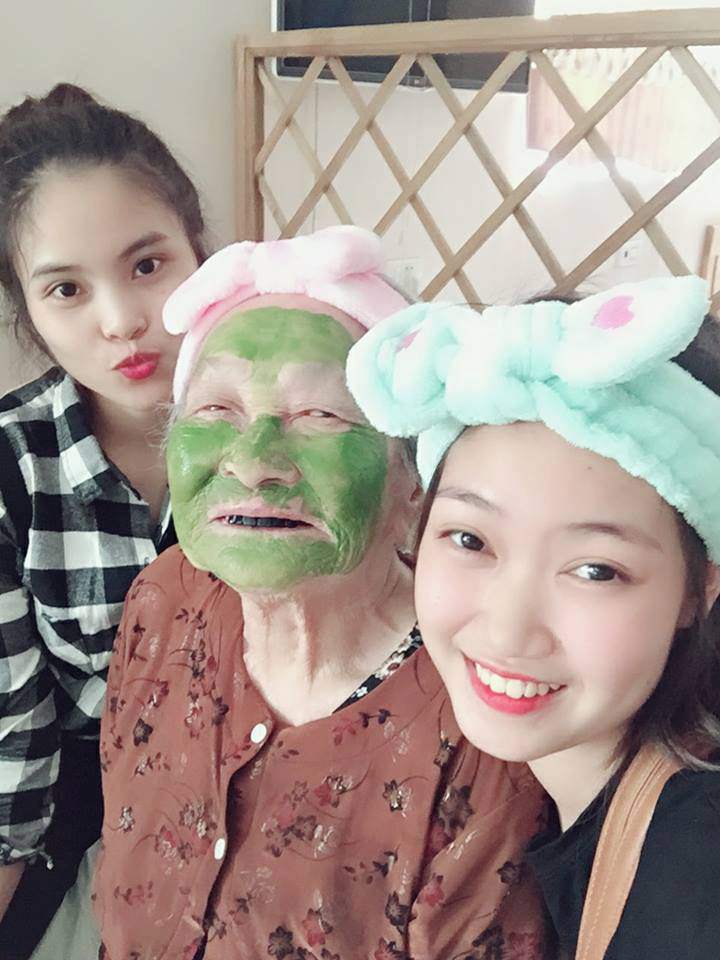 cu ong, cu ba u80 van hon nhien dap mat na va cau chuyen dang sau khu vien duong lao - 4