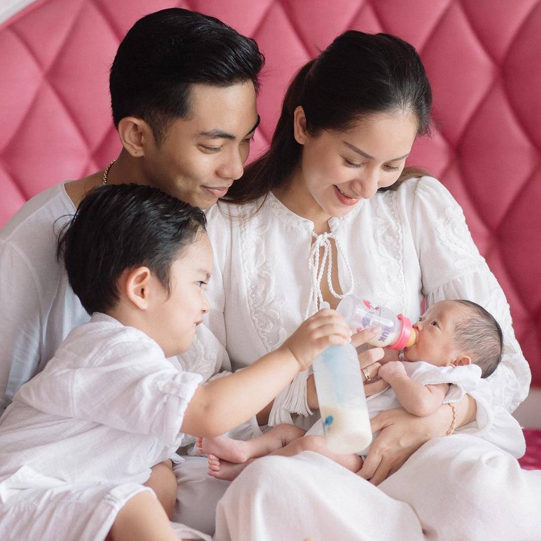 HOT: Lần đầu lộ hình ảnh khuôn mặt con gái mới sinh của Phan Hiển ...