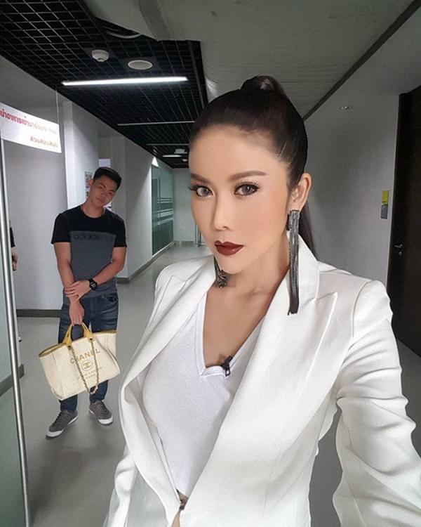 "tra thu" chong cu bac beo, me hai con lot xac quyen ru, cap trai tre kem 2 con giap - 13