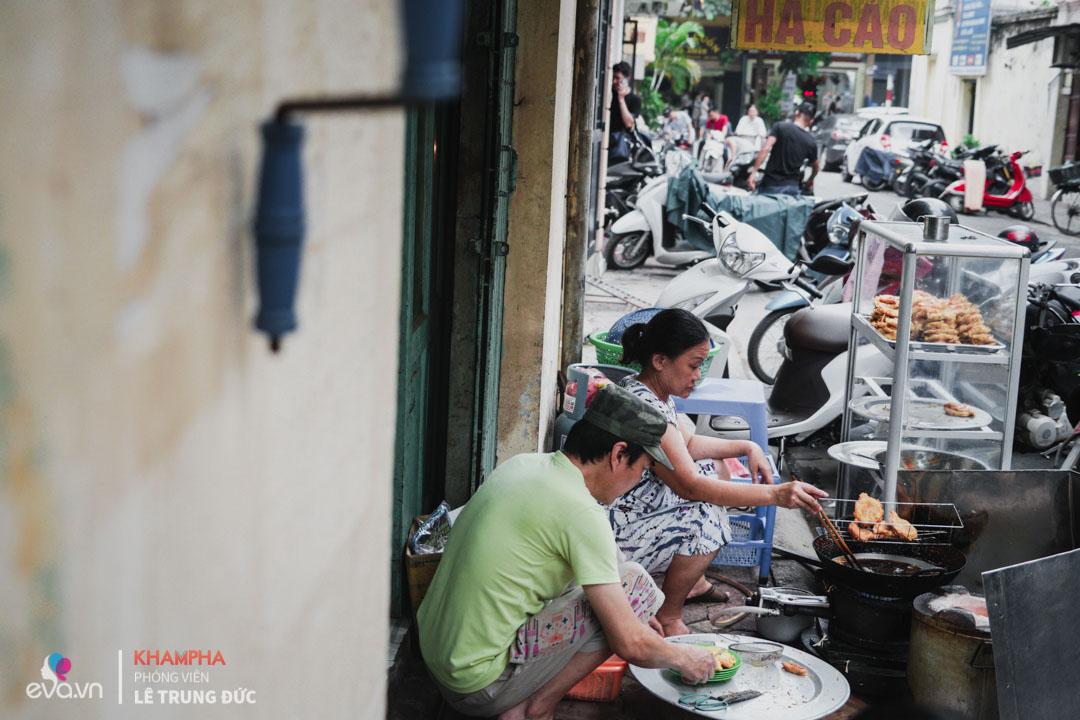 me ha noi tay trang ban banh tom chi chuc m2 nuoi ca gia dinh 4 nguoi - 11
