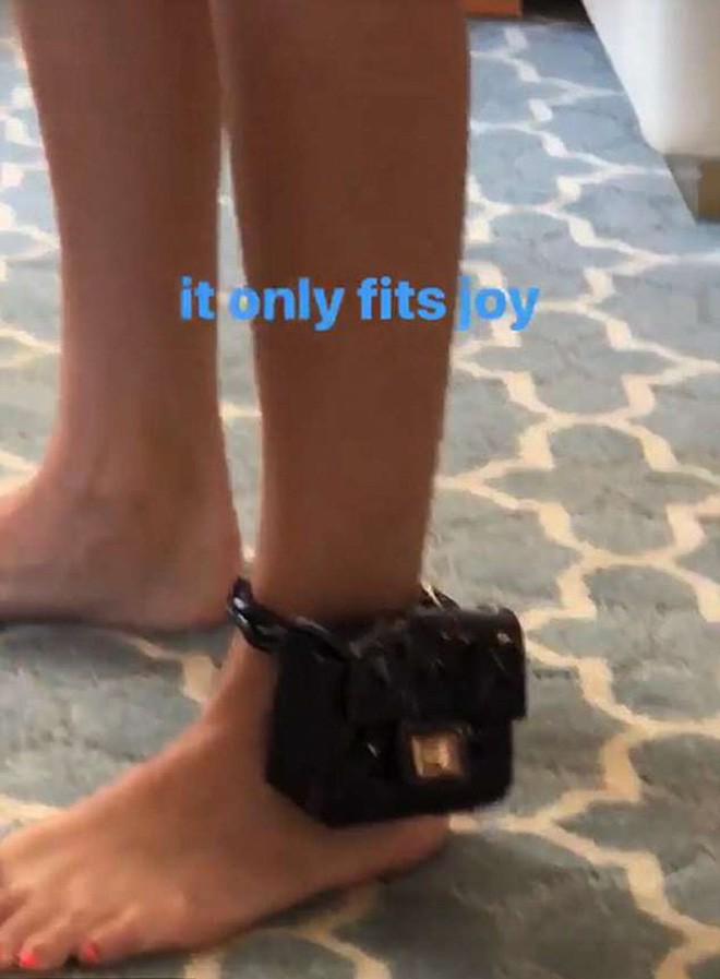 deo tui hieu o chan, ai cung nghi sieu mau dinh dam the gioi dang bi canh sat kiem soat - 2