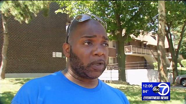 thay mui la trong nha de xe, nguoi dan ong phat hien canh tuong kinh hoang trong o to - 1