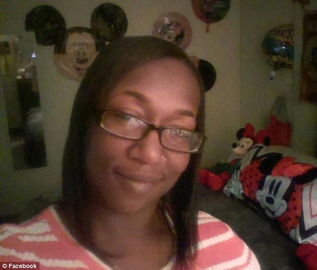 thay mui la trong nha de xe, nguoi dan ong phat hien canh tuong kinh hoang trong o to - 2