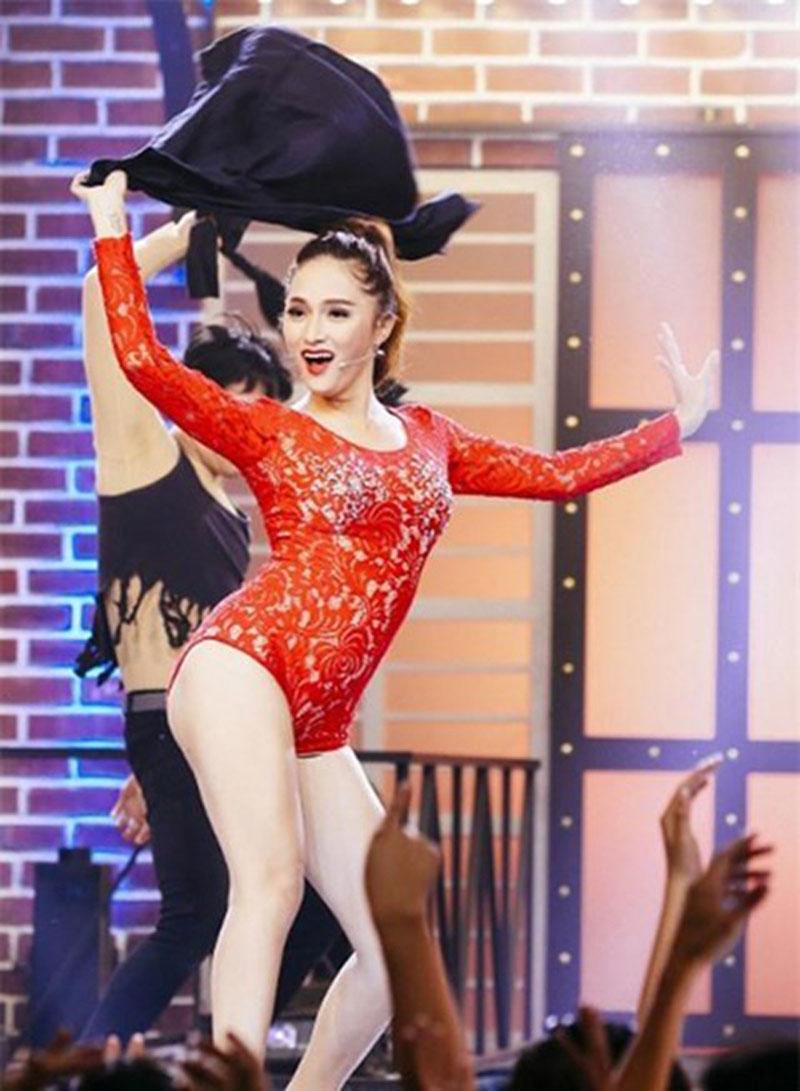 kieu do dien mac vao rat de phan chu ma ca si viet cu sam hang loat - 9