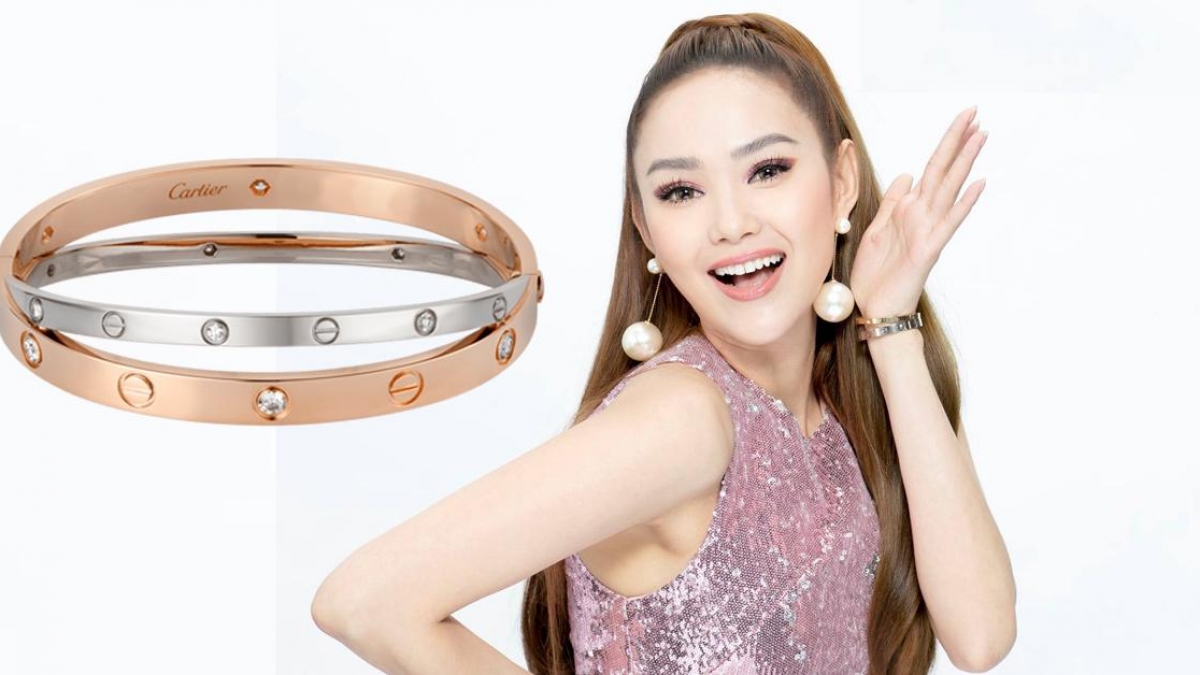 Minh Hằng Cartier: Đại sứ thương hiệu Cartier tại Việt Nam, Minh Hằng là biểu tượng của sự sang trọng và tinh tế. Hãy theo dõi hành trình của cô khi khám phá những sản phẩm đẳng cấp của Cartier, và cùng trải nghiệm sự hoàn hảo từ thương hiệu danh tiếng này.