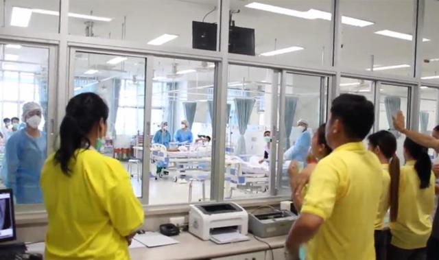 hinh anh dau tien ve 12 thanh vien doi bong nhi: mim cuoi, vay tay chao tu phong cach ly - 3