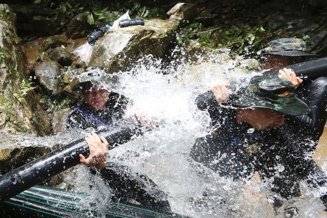 hinh anh dau tien ve 12 thanh vien doi bong nhi: mim cuoi, vay tay chao tu phong cach ly - 6