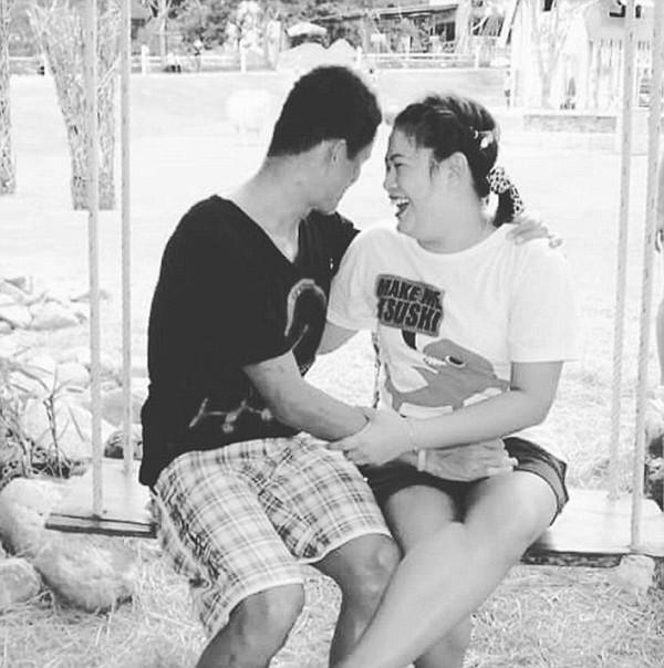 vo cua tho lan hy sinh trong luc giai cuu doi bong nhi: "sang day, ai se noi yeu em?" - 2