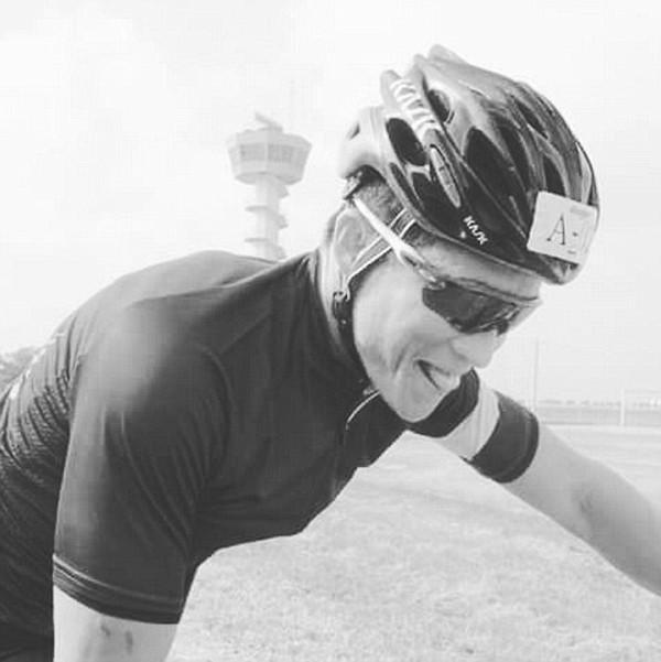 vo cua tho lan hy sinh trong luc giai cuu doi bong nhi: "sang day, ai se noi yeu em?" - 4