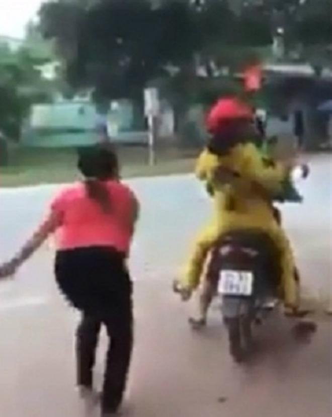 bat "song" chong vao nha nghi voi chau dau, vo uat uc: “may voi ong ay vao day lam gi?” - 2