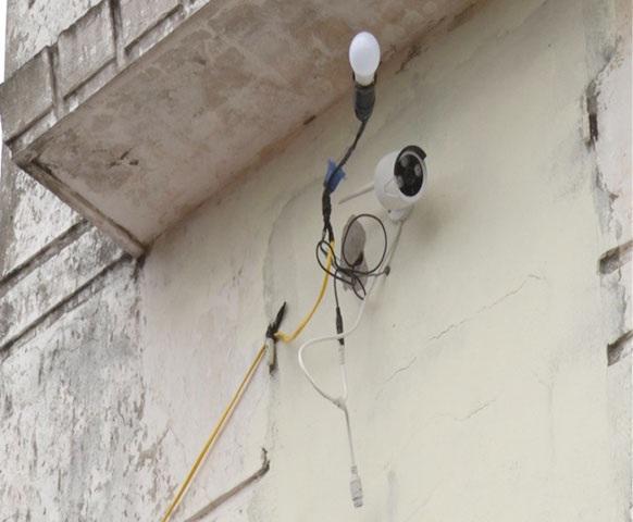 hai me con buon ma tuy "khet tieng" o nam dinh chang day dien tran, thep gai quanh nha - 2