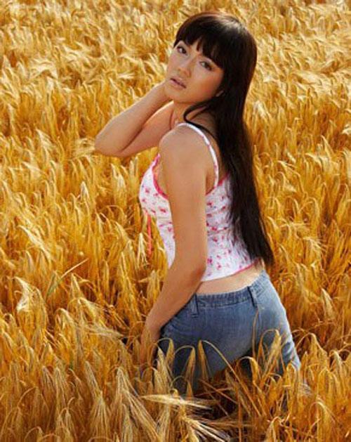 ly nha ky u40 van dep nhu tien nu mua xuan, ha guc het bong hong showbiz - 7