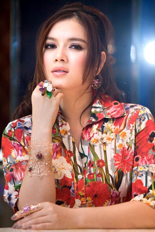 ly nha ky u40 van dep nhu tien nu mua xuan, ha guc het bong hong showbiz - 10