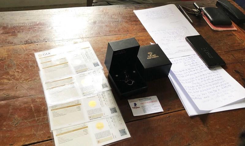 mua kim cuong bang the visa nhat duoc trong phong ve sinh - 1