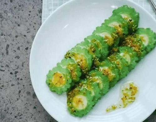 nguoi phu nu nhet qua chuoi vao muop dang va ket qua mon an that bat ngo - 7