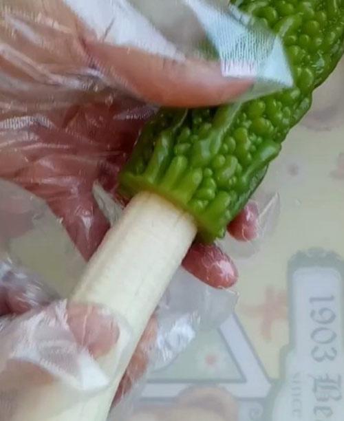 nguoi phu nu nhet qua chuoi vao muop dang va ket qua mon an that bat ngo - 4