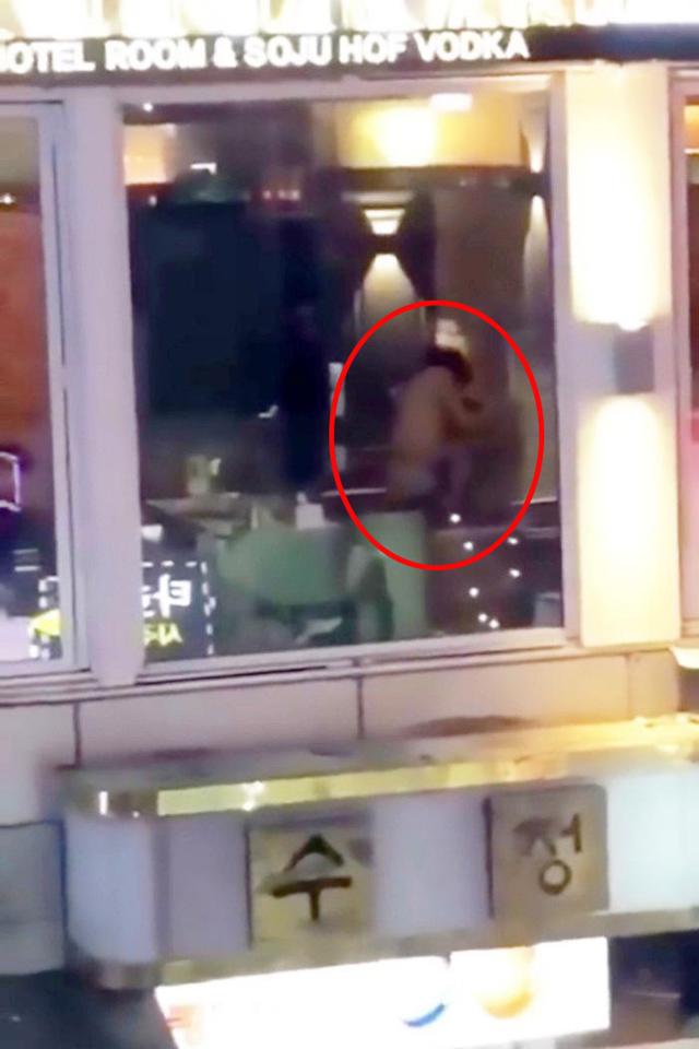 quen keo rem cua so, cap doi "an ai" ngay truoc mat khach o quan ruou doi dien - 1