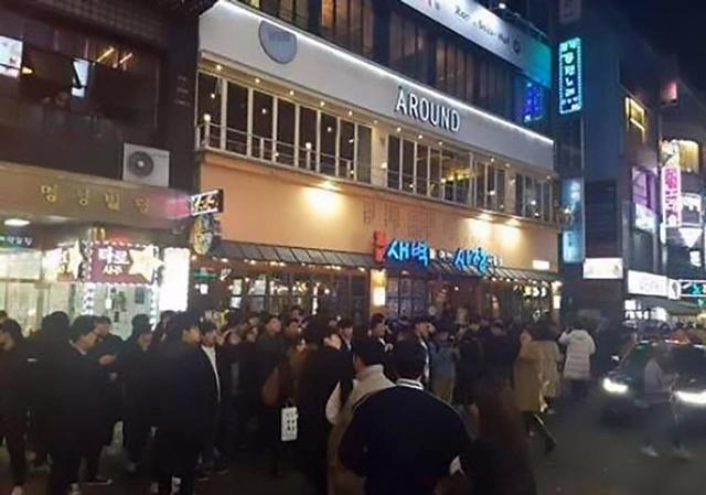 quen keo rem cua so, cap doi "an ai" ngay truoc mat khach o quan ruou doi dien - 2