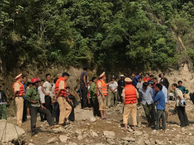 vu lat thuyen go tu che cho 10 nguoi tren song da: cac nan nhan deu la ho hang - 1