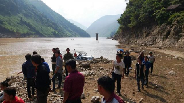 vu lat thuyen go tu che cho 10 nguoi tren song da: cac nan nhan deu la ho hang - 3