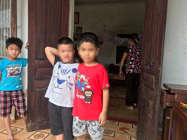 vu trao nham con o ba vi: 2 dua tre quan quyt, choi vui ve ben nhau ngay doan tu - 1