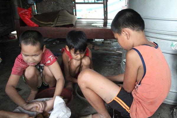 be trai khong mat song lay lat cung em nho o bia rung, dem tung ngay mong me tro ve - 1