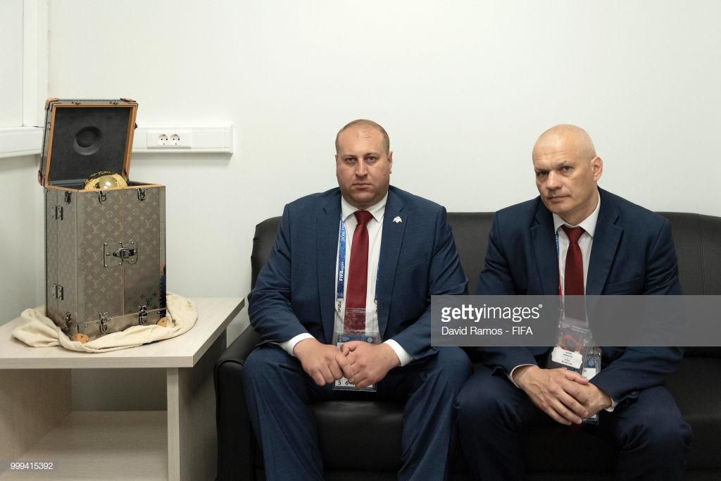 it ai biet, chiec vali dung cup vang cua world cup 2018 la hang hieu xa hoa - 8