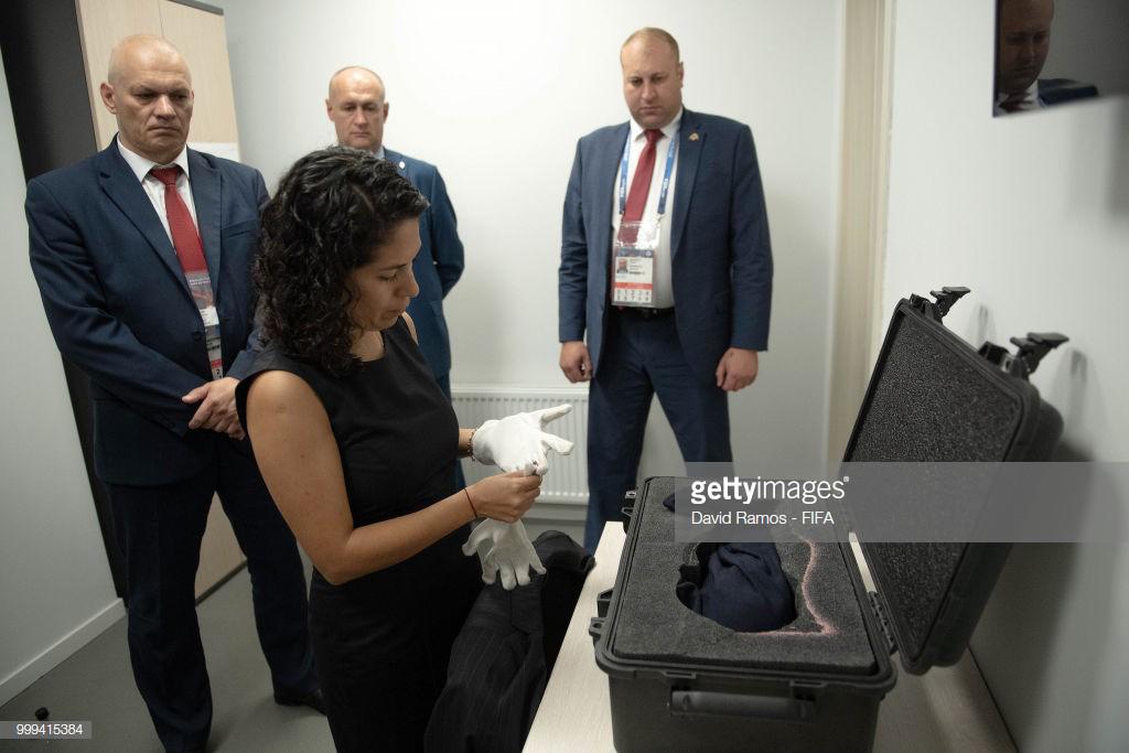 it ai biet, chiec vali dung cup vang cua world cup 2018 la hang hieu xa hoa - 6