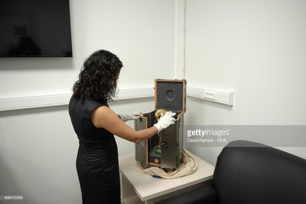 it ai biet, chiec vali dung cup vang cua world cup 2018 la hang hieu xa hoa - 7