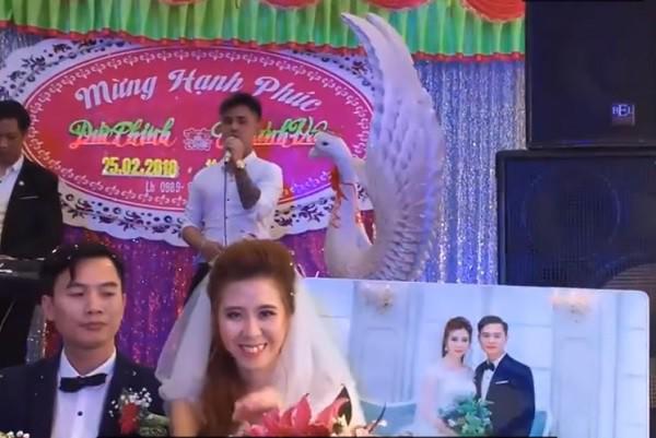 nguoi yeu cu cua co dau len hat "tien em theo chong" va bieu cam bat ngo cua chu re - 1