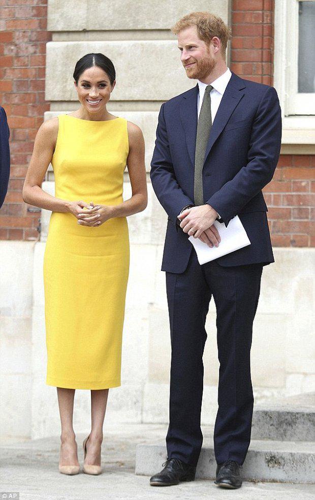 mac gi cung bi bat loi, co dau moi cua hoang gia anh qua lep ve voi cong nuong kate - 10