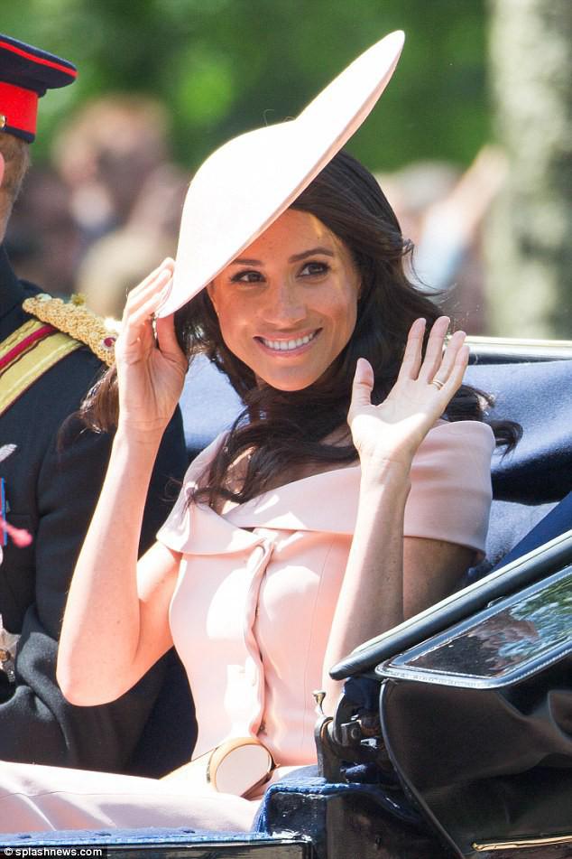mac gi cung bi bat loi, co dau moi cua hoang gia anh qua lep ve voi cong nuong kate - 2