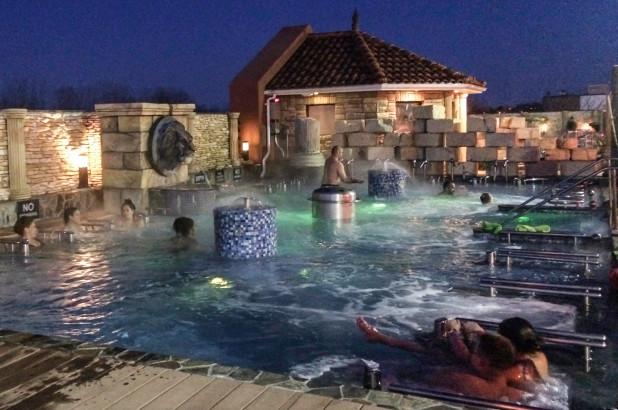 khách bién spa thành "dọng vui vẻ", vo tu diẽn cảnh nóng nhu phim - 2