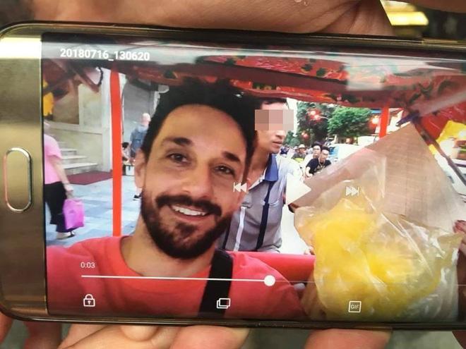 khach tay to nguoi xich lo tai ha noi lua dao dung tien am phu tra 900 nghin - 2