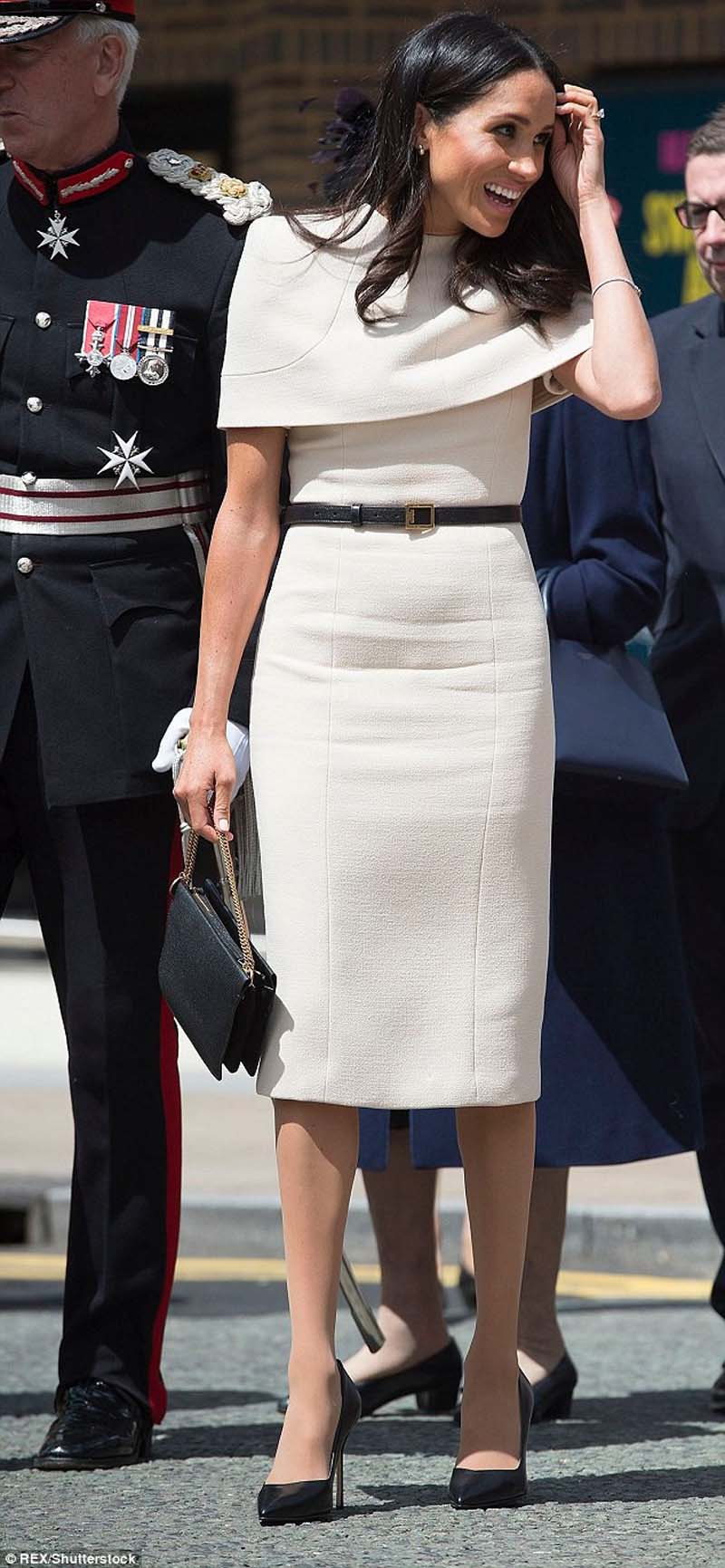 mac gi cung bi bat loi, co dau moi cua hoang gia anh qua lep ve voi cong nuong kate - 11