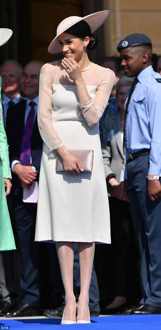 mac gi cung bi bat loi, co dau moi cua hoang gia anh qua lep ve voi cong nuong kate - 12