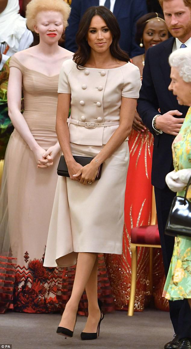 mac gi cung bi bat loi, co dau moi cua hoang gia anh qua lep ve voi cong nuong kate - 14