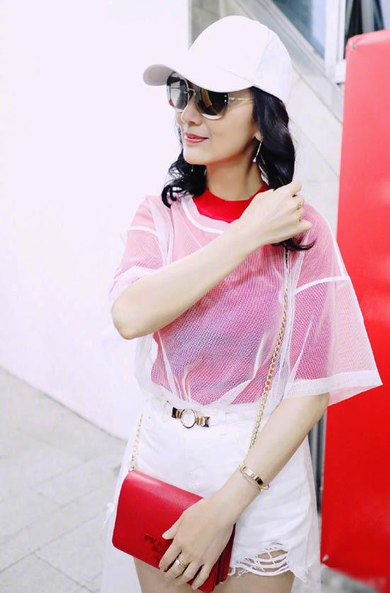 dang thon, mac do nhu gai tre, it nguoi tin nu dien vien nay da gan 70 tuoi! - 1