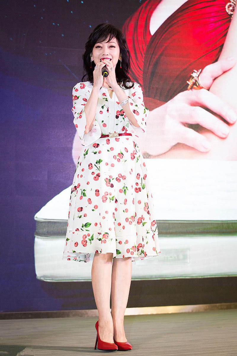 dang thon, mac do nhu gai tre, it nguoi tin nu dien vien nay da gan 70 tuoi! - 7