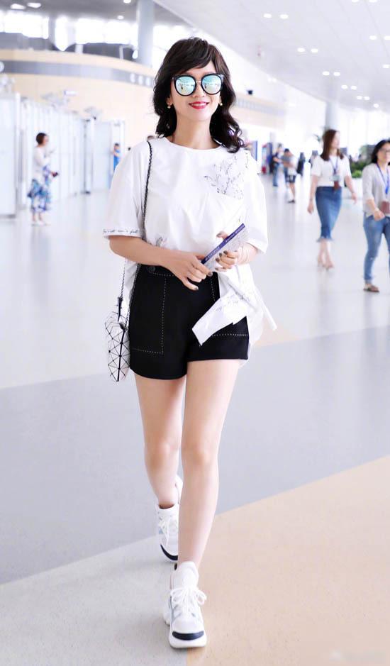 dang thon, mac do nhu gai tre, it nguoi tin nu dien vien nay da gan 70 tuoi! - 4