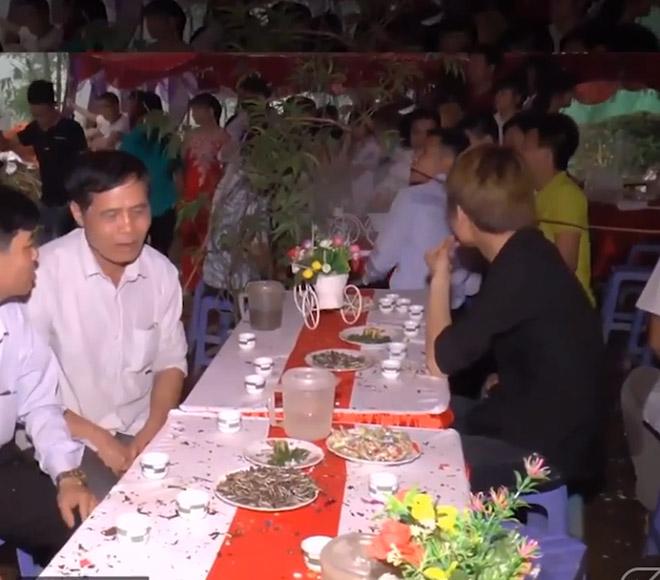 to chuc dam cuoi dung luc bao ve, cac thanh nien thay nhau giu rap duoi mua - 3