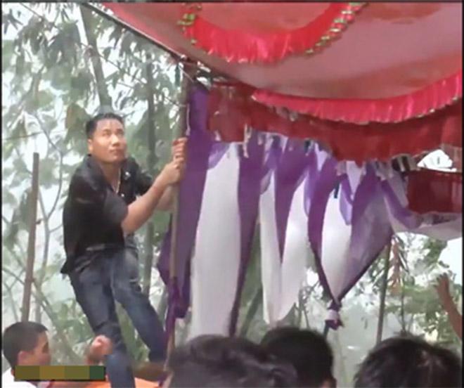 to chuc dam cuoi dung luc bao ve, cac thanh nien thay nhau giu rap duoi mua - 1