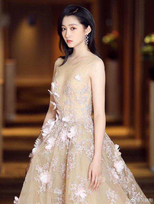 "em gai quoc dan" xu trung dep nhu tien ma chang ton mot xu nho nho nuoc vo gao - 7